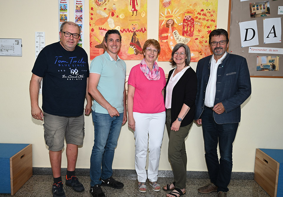 Personalvertreter Norbert Beck, StADir. Matthias Pithan, SOL Michaela Lajmis und Bgm. Gerhard Lentschig (v. l.) finden in der offiziellen Verabschiedung wertschätzende Worte für Annemarie Hofbauer (3. v. l.)  Foto: Gabriele Hohenegger 
